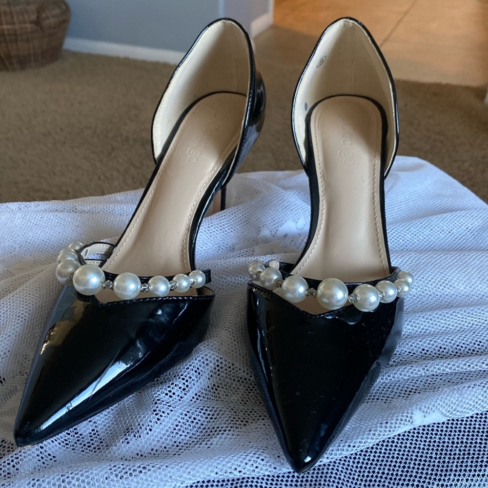 Black heels.  Pearl accent band.